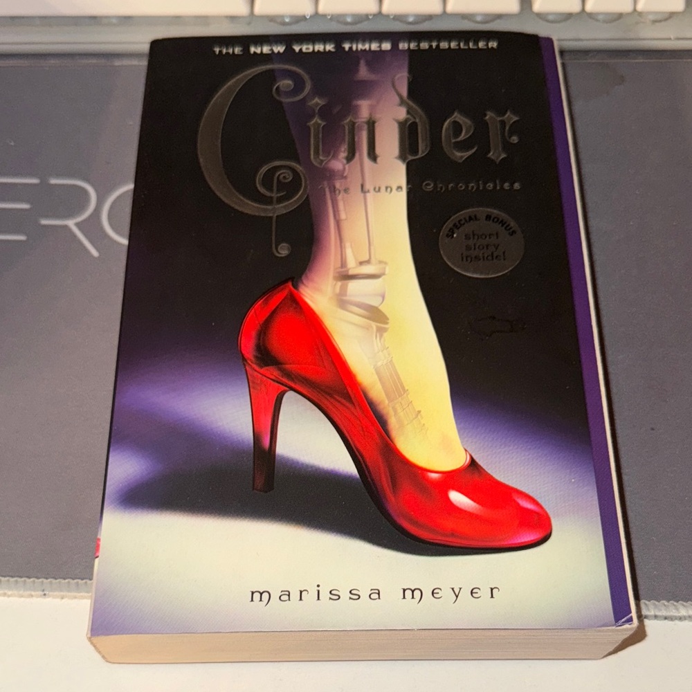 Cinder by Marissa Meyer Paperback